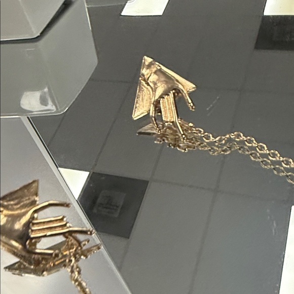 Gold Arrow Chain Brooch - Picture 3 of 4